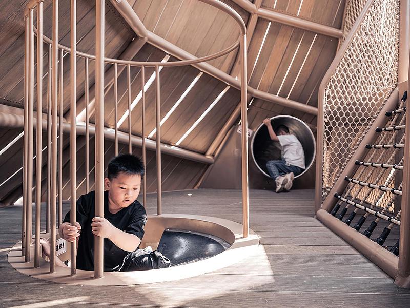 Dossier de presse | 7020-05 - Communiqué de presse | Cishan Tribe: Where 8,000-Year Cultural Relics Encounter Public Children's Space - XISUI Design - Architecture de paysage - Climbing Tube and Slide in the Egg-Hatching Chicken Installation - Crédit photo :  Yihao Hu, XISUI Design 