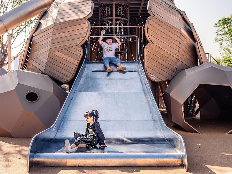 Dossier de presse | 7020-05 - Communiqué de presse | Cishan Tribe: Where 8,000-Year Cultural Relics Encounter Public Children's Space - XISUI Design - Architecture de paysage - Back of Egg-Hatching Chicken Installation - Crédit photo :  Yihao Hu, XISUI Design 