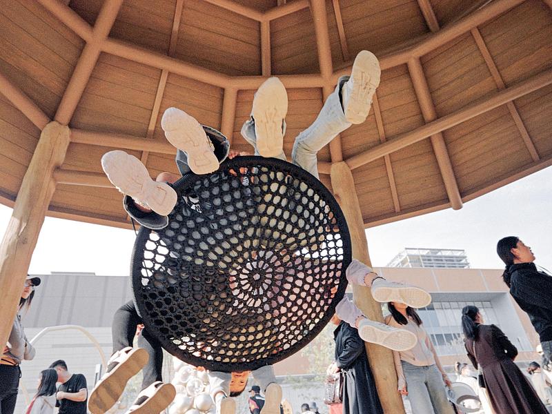 Dossier de presse | 7020-05 - Communiqué de presse | Cishan Tribe: Where 8,000-Year Cultural Relics Encounter Public Children's Space - XISUI Design - Architecture de paysage - Swing in the Tribal Wooden House - Crédit photo :  FOLOR Studio 