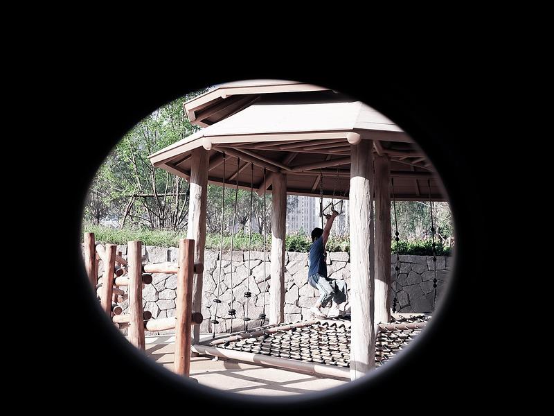 Dossier de presse | 7020-05 - Communiqué de presse | Cishan Tribe: Where 8,000-Year Cultural Relics Encounter Public Children's Space - XISUI Design - Architecture de paysage - Crawling Net and Lifting Rings in the Tribal Wooden House - Crédit photo :  Yihao Hu, XISUI Design 