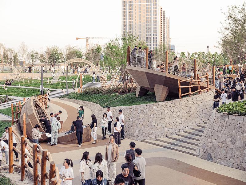 Dossier de presse | 7020-05 - Communiqué de presse | Cishan Tribe: Where 8,000-Year Cultural Relics Encounter Public Children's Space - XISUI Design - Architecture de paysage - Relations Among Millet Arch, Walnut Seat, and Running Tripod Bowl - Crédit photo :  Yihao Hu, XISUI Design 