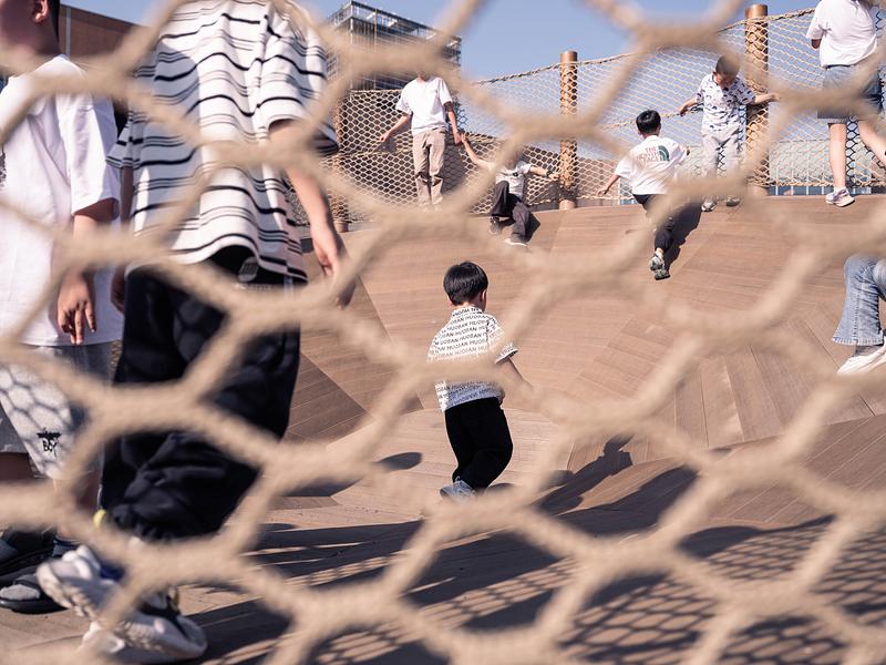 Dossier de presse | 7020-05 - Communiqué de presse | Cishan Tribe: Where 8,000-Year Cultural Relics Encounter Public Children's Space - XISUI Design - Architecture de paysage - Children in Motion on the Running Tripod Bowl - Crédit photo :  Yihao Hu, XISUI Design 