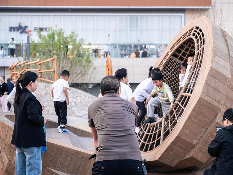 Dossier de presse | 7020-05 - Communiqué de presse | Cishan Tribe: Where 8,000-Year Cultural Relics Encounter Public Children's Space - XISUI Design - Architecture de paysage - Walnut Seat Hammock Experience - Crédit photo :  Yihao Hu, XISUI Design 