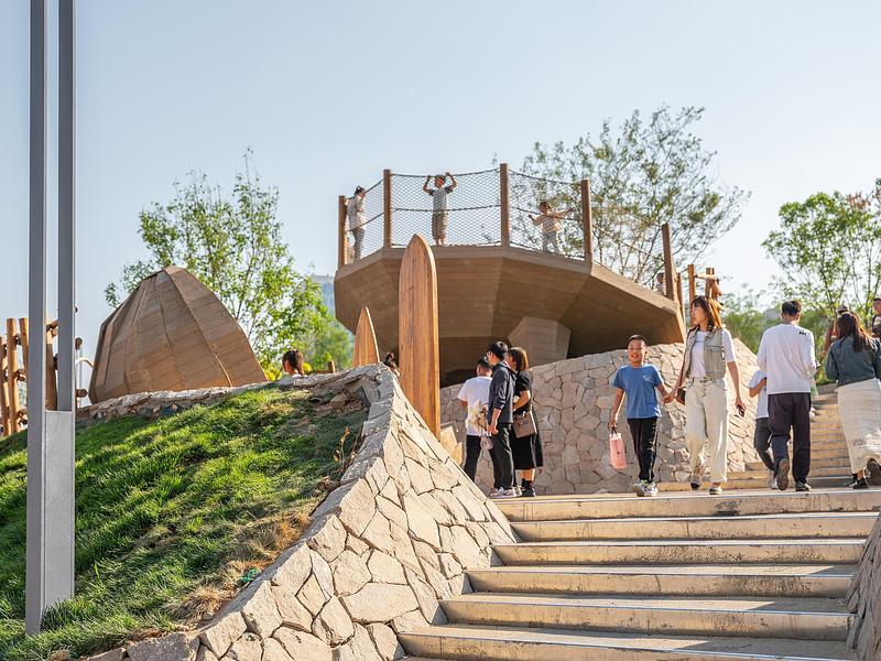 Dossier de presse | 7020-05 - Communiqué de presse | Cishan Tribe: Where 8,000-Year Cultural Relics Encounter Public Children's Space - XISUI Design - Architecture de paysage - Relationship with Surroundings of Walnut Seat &amp; Running Tripod Bowl - Crédit photo :  Yihao Hu, XISUI Design 