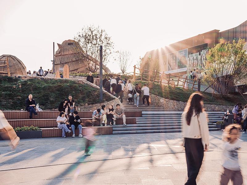Dossier de presse | 7020-05 - Communiqué de presse | Cishan Tribe: Where 8,000-Year Cultural Relics Encounter Public Children's Space - XISUI Design - Architecture de paysage - Side View from the Sunken Square at Dusk - Crédit photo :  Yihao Hu, XISUI Design 