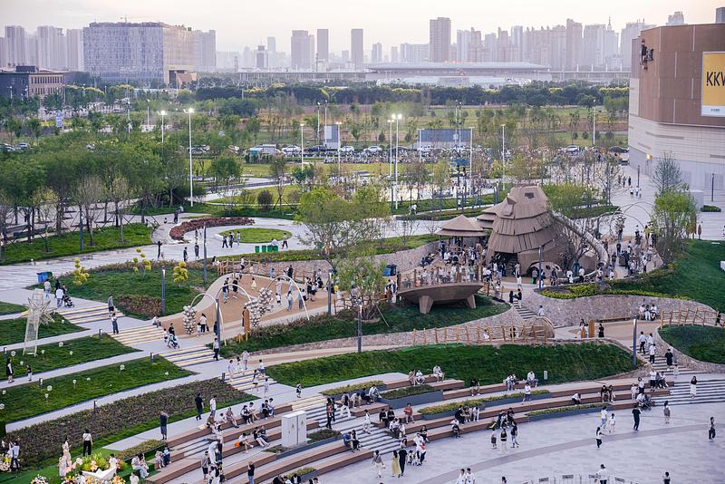 Dossier de presse | 7020-05 - Communiqué de presse | Cishan Tribe: Where 8,000-Year Cultural Relics Encounter Public Children's Space - XISUI Design - Architecture de paysage - Distant Aerial Perspective, Venue, Mall, and Skyline Interconnection - Crédit photo :  FOLOR Studio  
