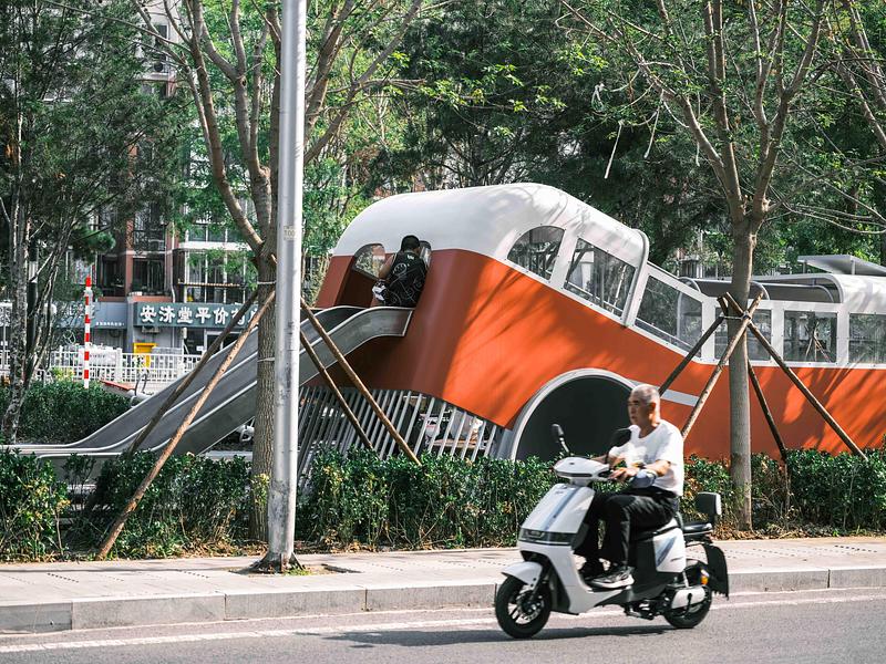 Press kit | 7020-04 - Press release | Old Beijing Bus: The Public Children's Space with a Bus Theme on the Streets of Changping - XISUI Design - Landscape Architecture - Joyful children's area becomes a street-side scene integrated into residents' lives<br style=""> - Photo credit:  Hu Yihao 