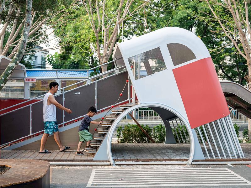 Press kit | 7020-04 - Press release | Old Beijing Bus: The Public Children's Space with a Bus Theme on the Streets of Changping - XISUI Design - Landscape Architecture - A corner of the bus rear<br> - Photo credit:  Hu Yihao 