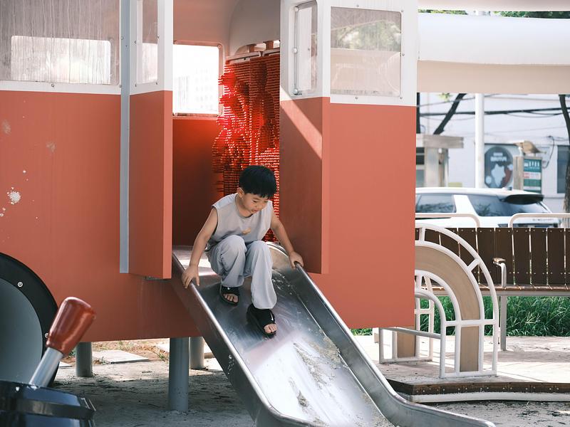 Press kit | 7020-04 - Press release | Old Beijing Bus: The Public Children's Space with a Bus Theme on the Streets of Changping - XISUI Design - Landscape Architecture - Small slide for younger children<br> - Photo credit:  Hu Yihao 