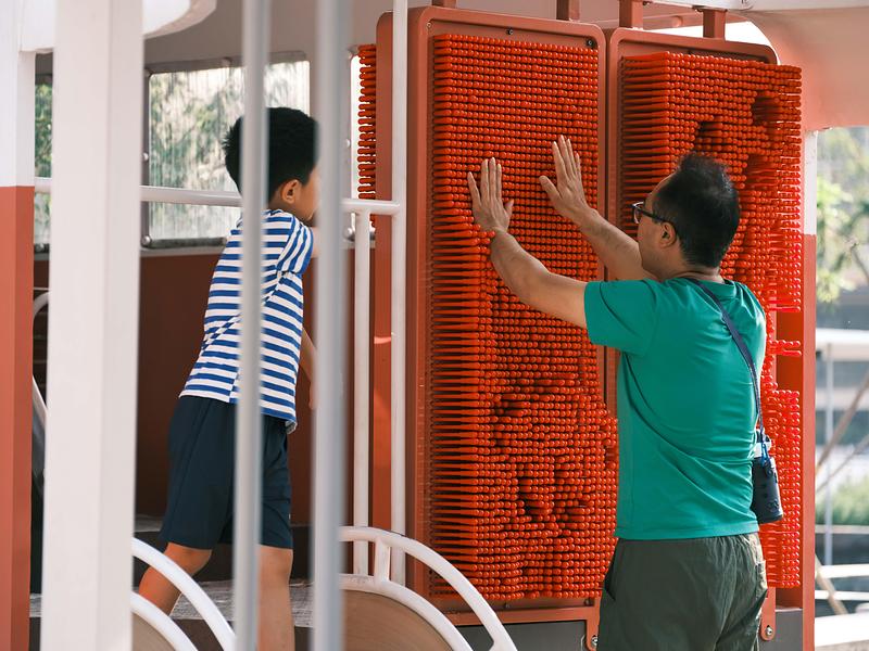 Press kit | 7020-04 - Press release | Old Beijing Bus: The Public Children's Space with a Bus Theme on the Streets of Changping - XISUI Design - Landscape Architecture - Pin art interaction wall for parent-child interaction<br> - Photo credit:  Hu Yihao 