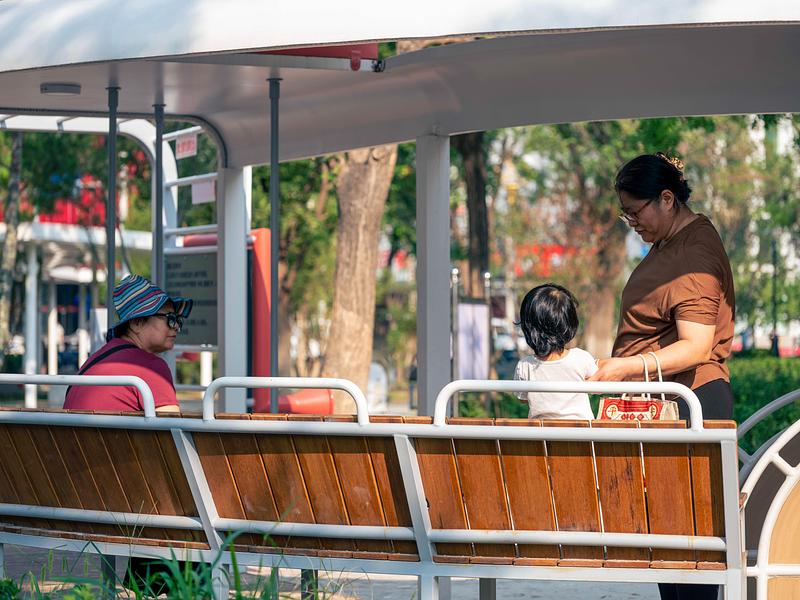 Press kit | 7020-04 - Press release | Old Beijing Bus: The Public Children's Space with a Bus Theme on the Streets of Changping - XISUI Design - Landscape Architecture - Bus seat style rest and supervision area<br> - Photo credit:  Hu Yihao 