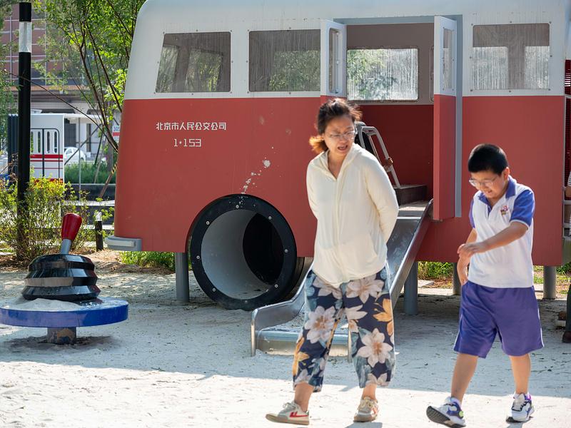 Press kit | 7020-04 - Press release | Old Beijing Bus: The Public Children's Space with a Bus Theme on the Streets of Changping - XISUI Design - Landscape Architecture - You're right in your criticism, but I still had fun<br> - Photo credit:  Hu Yihao 
