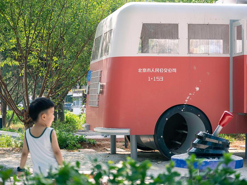 Press kit | 7020-04 - Press release | Old Beijing Bus: The Public Children's Space with a Bus Theme on the Streets of Changping - XISUI Design - Landscape Architecture - A corner of the front zone and the children's sandbox<br> - Photo credit:  Hu Yihao 
