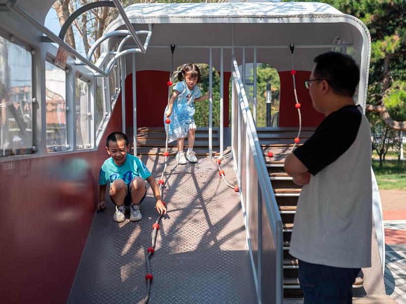 Press kit | 7020-04 - Press release | Old Beijing Bus: The Public Children's Space with a Bus Theme on the Streets of Changping - XISUI Design - Landscape Architecture - A variety of climbing ramps allow the challenge difficulty to progress gradually<br> - Photo credit:  Hu Yihao 
