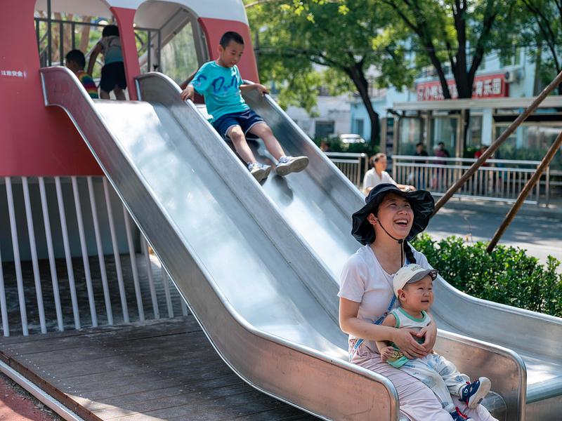 Press kit | 7020-04 - Press release | Old Beijing Bus: The Public Children's Space with a Bus Theme on the Streets of Changping - XISUI Design - Landscape Architecture - The double slide, suitable for parent-child activities<br> - Photo credit:  Hu Yihao 