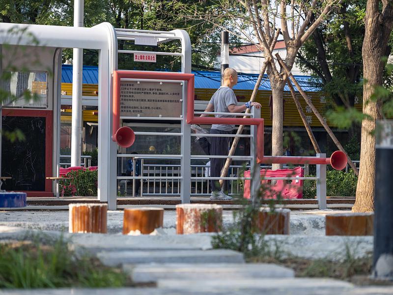 Press kit | 7020-04 - Press release | Old Beijing Bus: The Public Children's Space with a Bus Theme on the Streets of Changping - XISUI Design - Landscape Architecture - Seating and fitness facilities near the entrance for parental supervision<br> - Photo credit:  Hu Yihao 