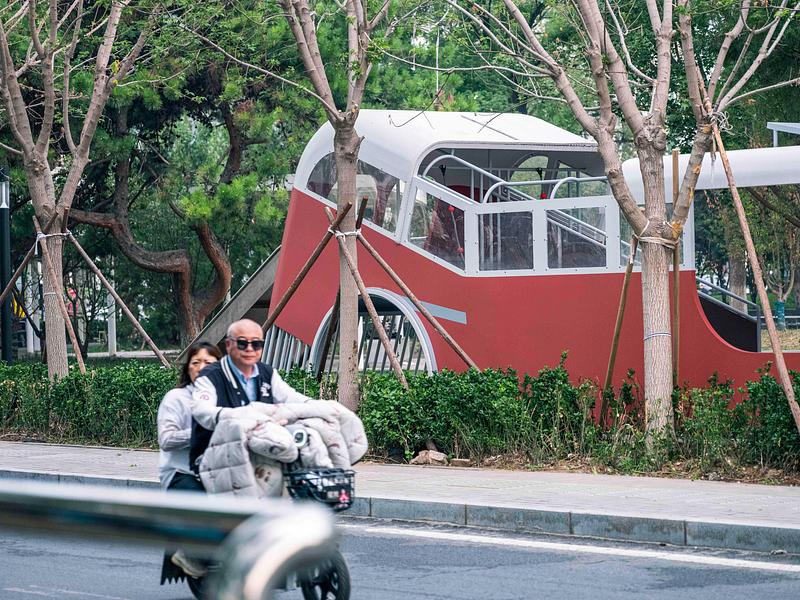 Press kit | 7020-04 - Press release | Old Beijing Bus: The Public Children's Space with a Bus Theme on the Streets of Changping - XISUI Design - Landscape Architecture - Activity facilities hidden among natural green trees<br> - Photo credit:  Hu Yihao 