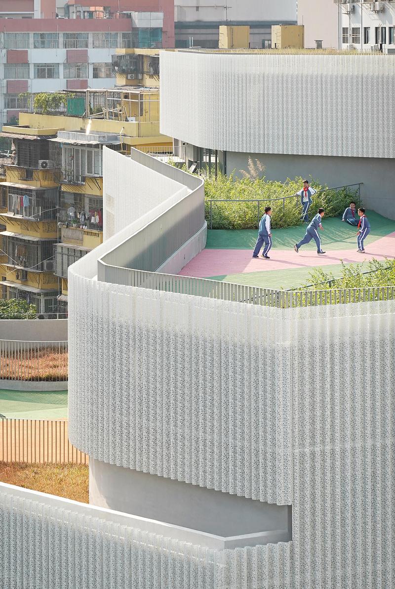 Dossier de presse | 2606-04 - Communiqué de presse | Cuizhu Foreign Language School - Studio Link-Arc - Architecture institutionnelle - Everyday Life on Rooftop Garden - Crédit photo : Guo Shiyu
