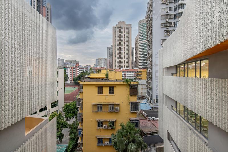 Dossier de presse | 2606-04 - Communiqué de presse | Cuizhu Foreign Language School - Studio Link-Arc - Architecture institutionnelle - View from the teaching building towards the surrounding residential buildings - Crédit photo : Bai Yu