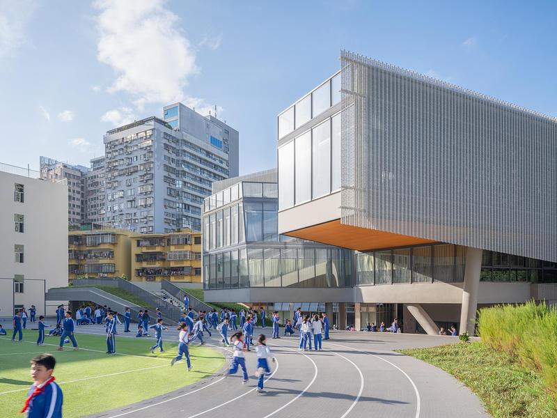 Dossier de presse | 2606-04 - Communiqué de presse | Cuizhu Foreign Language School - Studio Link-Arc - Architecture institutionnelle - South sportsfield viewpoint - Crédit photo : Tian Fangfang