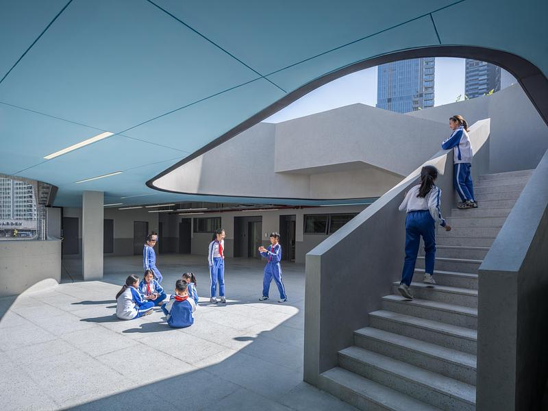 Dossier de presse | 2606-04 - Communiqué de presse | Cuizhu Foreign Language School - Studio Link-Arc - Architecture institutionnelle - Everyday life in courtyards - Crédit photo : Tian Fangfang