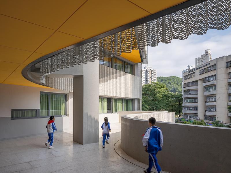 Dossier de presse | 2606-04 - Communiqué de presse | Cuizhu Foreign Language School - Studio Link-Arc - Architecture institutionnelle - Student activities in gray area - Crédit photo : Tian Fangfang