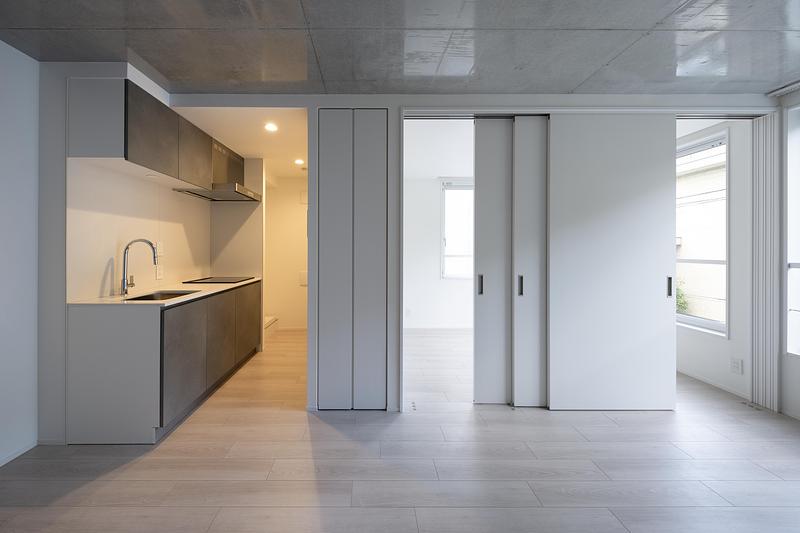 Dossier de presse | 3153-05 - Communiqué de presse | Ryuichi Sasaki Architecture crée Escenario Meguro Hanabusayama, une œuvre qui allie habitat urbain et forme naturelle - Ryuichi Sasaki Architecture - Architecture résidentielle - <font dir="auto" style="vertical-align: inherit;"><font dir="auto" style="vertical-align: inherit;"> INTERIOR</font></font> - Crédit photo :  Takumi Ota Photography 