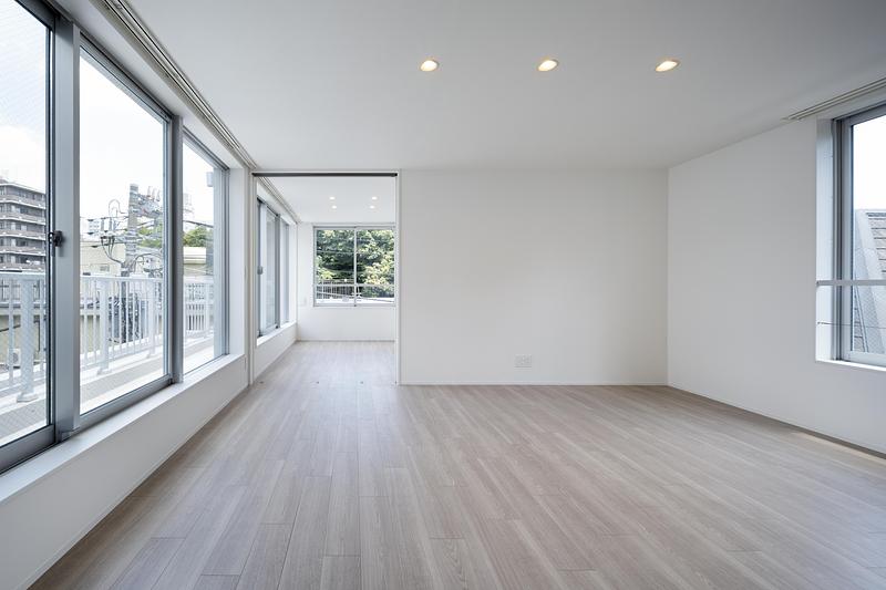 Dossier de presse | 3153-05 - Communiqué de presse | Ryuichi Sasaki Architecture crée Escenario Meguro Hanabusayama, une œuvre qui allie habitat urbain et forme naturelle - Ryuichi Sasaki Architecture - Architecture résidentielle - <font dir="auto" style="vertical-align: inherit;"><font dir="auto" style="vertical-align: inherit;"> INTERIOR</font></font> - Crédit photo :  Takumi Ota Photography 