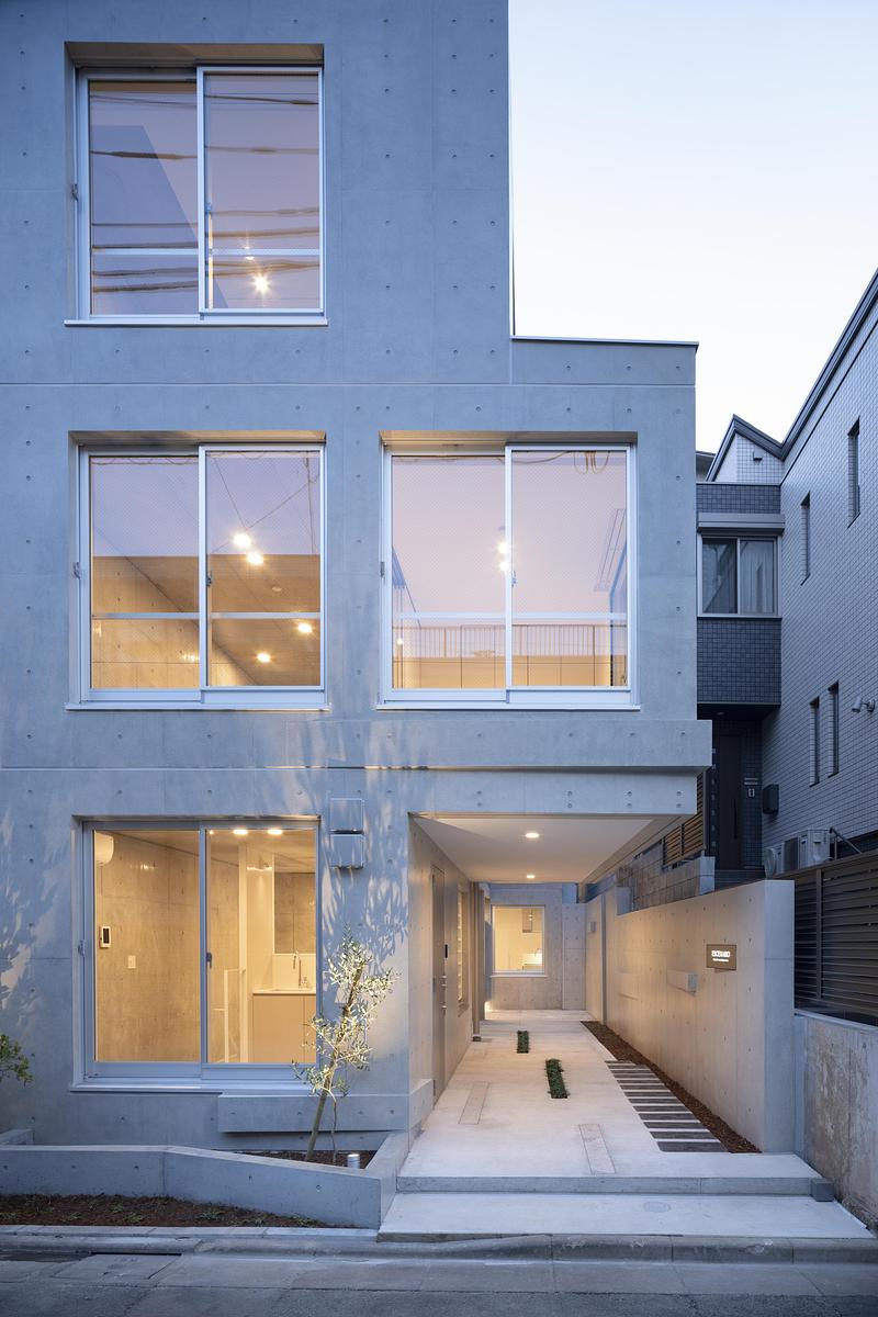 Dossier de presse | 3153-05 - Communiqué de presse | Ryuichi Sasaki Architecture crée Escenario Meguro Hanabusayama, une œuvre qui allie habitat urbain et forme naturelle - Ryuichi Sasaki Architecture - Architecture résidentielle - <font dir="auto" style="vertical-align: inherit;"><font dir="auto" style="vertical-align: inherit;"> EXTERIOR</font></font> - Crédit photo :  Takumi Ota Photography 