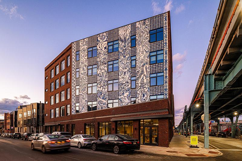 Dossier de presse | 1472-16 - Communiqué de presse | Fishtown Urby - Concrete Amsterdam - Architecture résidentielle - Hero - Facade artwork by Dutch tattoo artist Henk Schiffmacher - Crédit photo : Robert Tsai