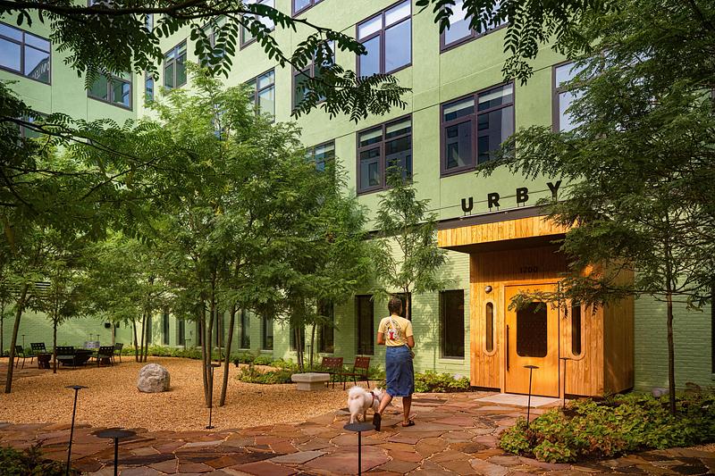 Dossier de presse | 1472-16 - Communiqué de presse | Fishtown Urby - Concrete Amsterdam - Architecture résidentielle - Urby entrance - Crédit photo : Robert Tsai