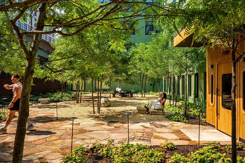 Dossier de presse | 1472-16 - Communiqué de presse | Fishtown Urby - Concrete Amsterdam - Architecture résidentielle - Urby entrance - Courtyard - Crédit photo : Robert Tsai