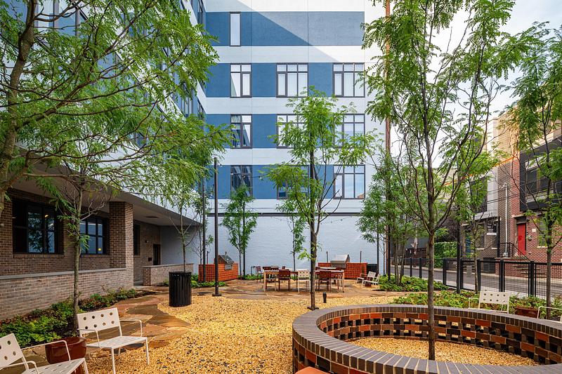 Dossier de presse | 1472-16 - Communiqué de presse | Fishtown Urby - Concrete Amsterdam - Architecture résidentielle - Courtyard - Dog Park  - Crédit photo : Robert Tsai