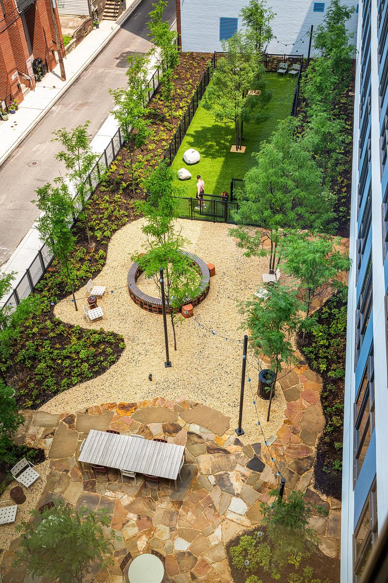 Dossier de presse | 1472-16 - Communiqué de presse | Fishtown Urby - Concrete Amsterdam - Architecture résidentielle - Dog Park  - Crédit photo : Robert Tsai