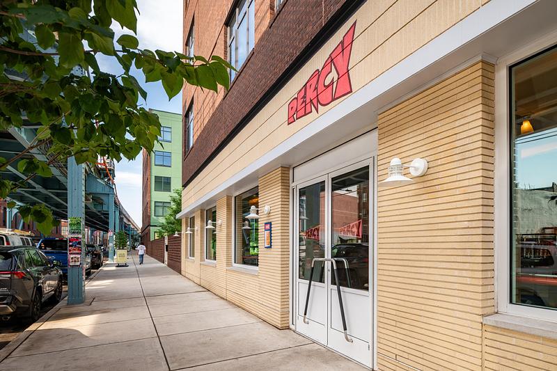 Dossier de presse | 1472-16 - Communiqué de presse | Fishtown Urby - Concrete Amsterdam - Architecture résidentielle - Lobby cafe Percy - Crédit photo : Robert Tsai