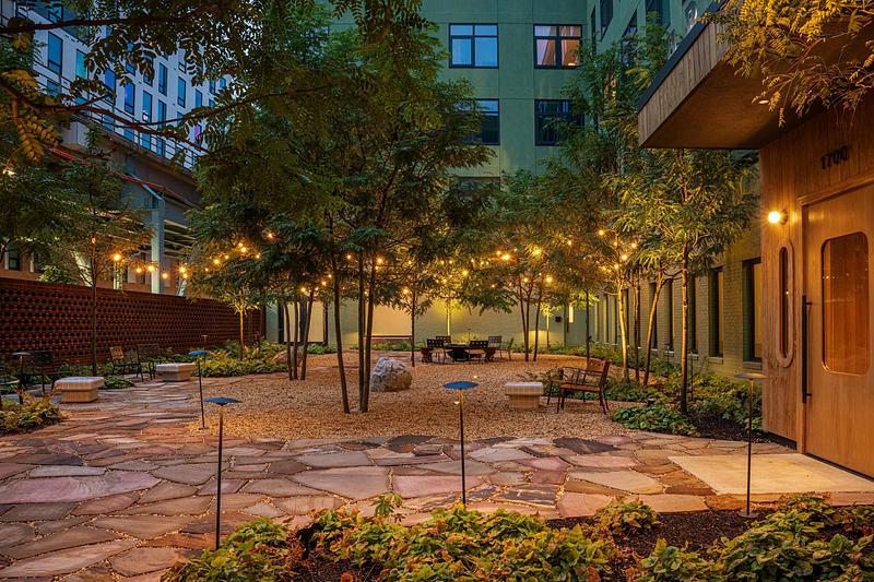 Dossier de presse | 1472-16 - Communiqué de presse | Fishtown Urby - Concrete Amsterdam - Architecture résidentielle - Courtyard - Crédit photo : Robert Tsai