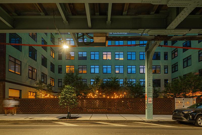 Dossier de presse | 1472-16 - Communiqué de presse | Fishtown Urby - Concrete Amsterdam - Architecture résidentielle - Courtyard - Crédit photo : Robert Tsai