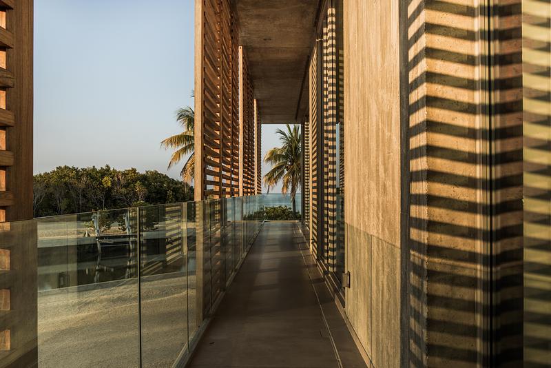 Dossier de presse | 2757-58 - Communiqué de presse | STRANG’s Van der Vlugt Residence Sets New Standard for Coastal Resilience in Florida - STRANG - Architecture résidentielle - A covered terrace overlooks the Atlantic Ocean.   - Crédit photo : Ryan Lester, Architecture Sarasota