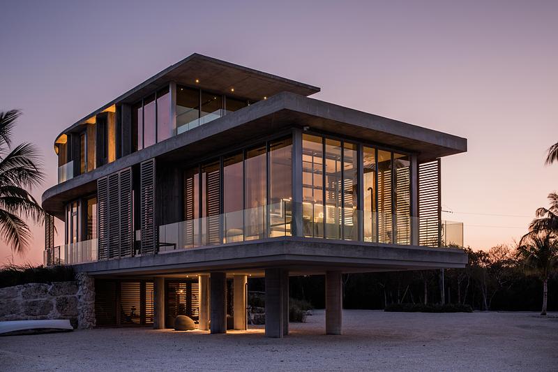 Dossier de presse | 2757-58 - Communiqué de presse | STRANG’s Van der Vlugt Residence Sets New Standard for Coastal Resilience in Florida - STRANG - Architecture résidentielle - Impact glass is used for the floor-to-ceiling windows, built to withstand hurricane force winds.  - Crédit photo : Ryan Lester, Architecture Sarasota