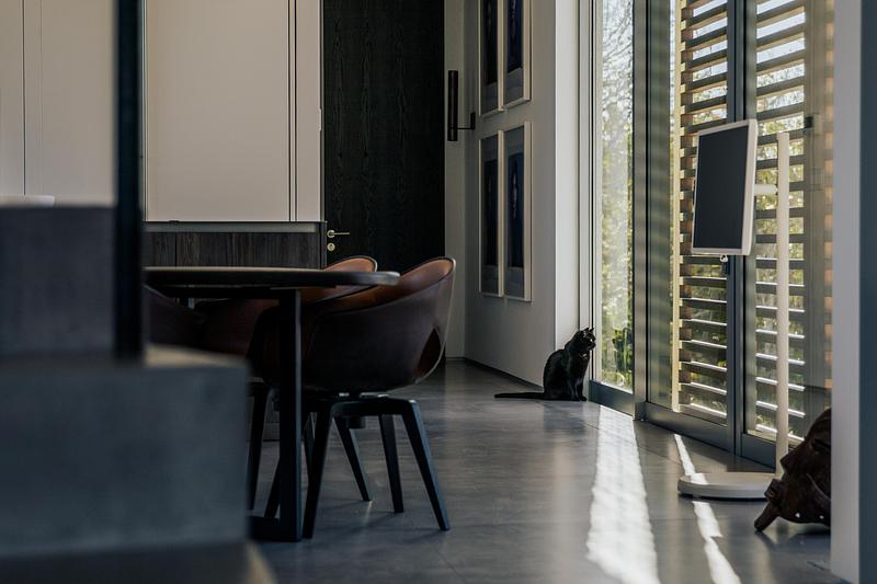 Dossier de presse | 2757-58 - Communiqué de presse | STRANG’s Van der Vlugt Residence Sets New Standard for Coastal Resilience in Florida - STRANG - Architecture résidentielle - Interior view looking toward dining room.  - Crédit photo : Ryan Lester, Architecture Sarasota