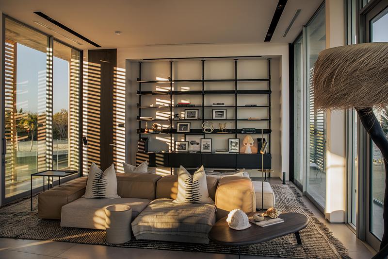 Dossier de presse | 2757-58 - Communiqué de presse | STRANG’s Van der Vlugt Residence Sets New Standard for Coastal Resilience in Florida - STRANG - Architecture résidentielle - Floor to ceiling windows allow natural light to pour into the house, while strategically placed louvers help with shading and cooling. - Crédit photo : Ryan Lester, Architecture Sarasota