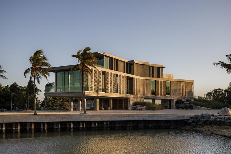 Dossier de presse | 2757-58 - Communiqué de presse | STRANG’s Van der Vlugt Residence Sets New Standard for Coastal Resilience in Florida - STRANG - Architecture résidentielle -  The Van der Vlugt Residence partially engages a pre-existing berm along a relatively untouched stretch of coastline.   - Crédit photo : Ryan Lester, Architecture Sarasota