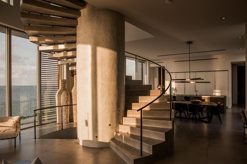 Dossier de presse | 2757-58 - Communiqué de presse | STRANG’s Van der Vlugt Residence Sets New Standard for Coastal Resilience in Florida - STRANG - Architecture résidentielle - A spiral staircase acts as the "joint" connection of the home's curvature. - Crédit photo : Ryan Lester, Architecture Sarasota