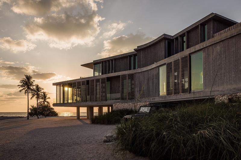 Dossier de presse | 2757-58 - Communiqué de presse | STRANG’s Van der Vlugt Residence Sets New Standard for Coastal Resilience in Florida - STRANG - Architecture résidentielle -  Board-form concrete is used on the exterior of the raised home. - Crédit photo : Ryan Lester, Architecture Sarasota