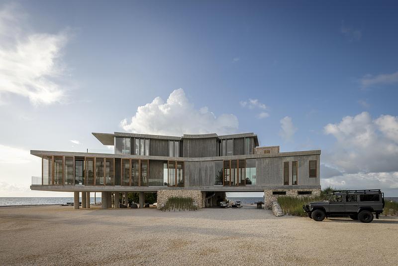 Dossier de presse | 2757-58 - Communiqué de presse | STRANG’s Van der Vlugt Residence Sets New Standard for Coastal Resilience in Florida - STRANG - Architecture résidentielle - The structure is supported by a coral rock base and concrete cylinders.  - Crédit photo : Kris Tamburello