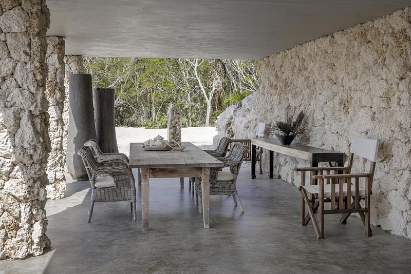 Dossier de presse | 2757-58 - Communiqué de presse | STRANG’s Van der Vlugt Residence Sets New Standard for Coastal Resilience in Florida - STRANG - Architecture résidentielle -  A covered outdoor dining and living area is nestled beneath the house.   - Crédit photo : Kris Tamburello