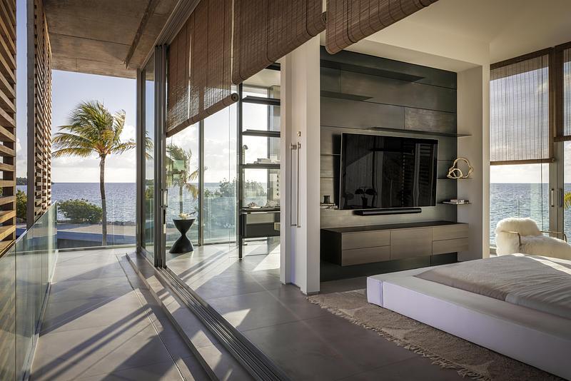 Dossier de presse | 2757-58 - Communiqué de presse | STRANG’s Van der Vlugt Residence Sets New Standard for Coastal Resilience in Florida - STRANG - Architecture résidentielle - The owner’s primary suite showcases views to the water from every angle.  - Crédit photo : Kris Tamburello