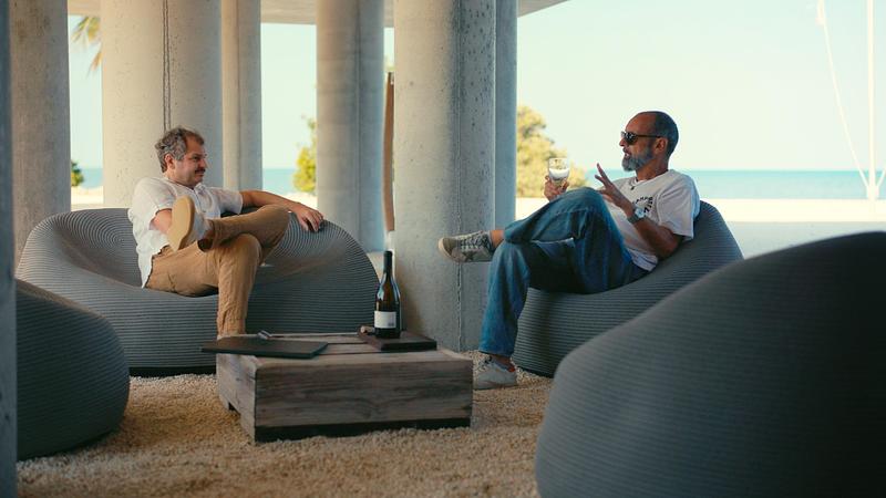 Dossier de presse | 2757-58 - Communiqué de presse | STRANG’s Van der Vlugt Residence Sets New Standard for Coastal Resilience in Florida - STRANG - Architecture résidentielle -  Max Strang, FAIA, talks with Will Van der Vlugt under the 50' cantilever.  - Crédit photo : Ryan Lester, Architecture Sarasota