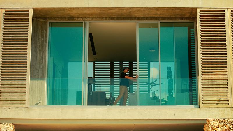 Dossier de presse | 2757-58 - Communiqué de presse | STRANG’s Van der Vlugt Residence Sets New Standard for Coastal Resilience in Florida - STRANG - Architecture résidentielle - Louvered screens and overhangs help to shade and keep the house cool.  - Crédit photo : Ryan Lester, Architecture Sarasota