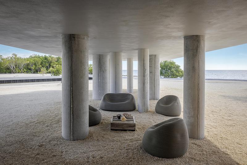 Dossier de presse | 2757-58 - Communiqué de presse | STRANG’s Van der Vlugt Residence Sets New Standard for Coastal Resilience in Florida - STRANG - Architecture résidentielle - The elevated foundation is supported by a cluster of concrete columns.  - Crédit photo : Kris Tamburello